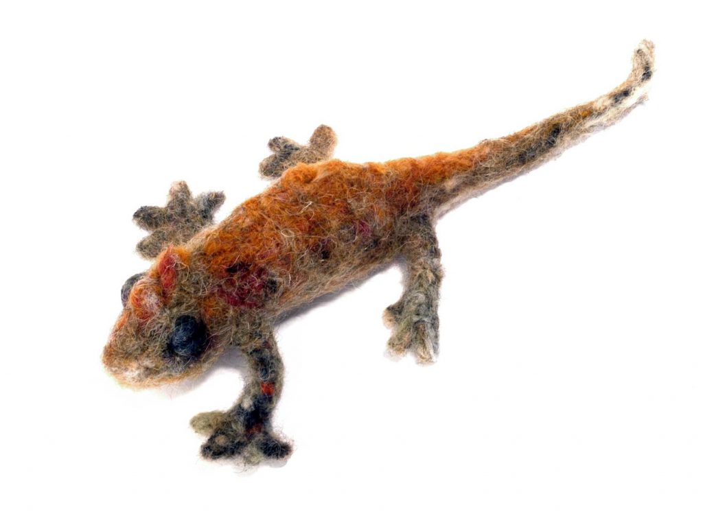 Du siehst ein Chamäleon aus Schurwolle, das als Geisttier entworfen wurde.