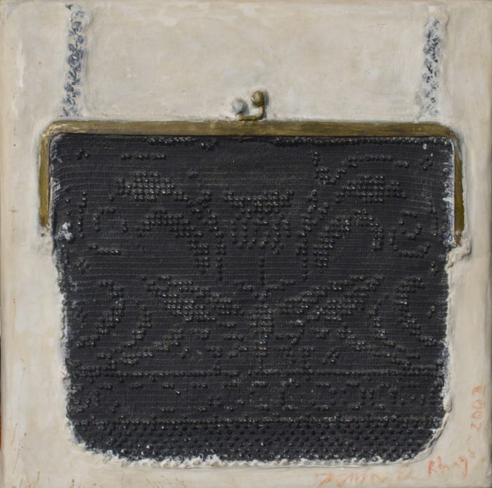 Textile Kultur im Bildnis auf kleinem Leinwandformat. Es befindet sich eine schwarze, mit zierlichen Glasperlen verzierte Abendtasche in Modellierpaste eingearbeitet. beigefarbener ModellierpasteLeinwand gebracht.